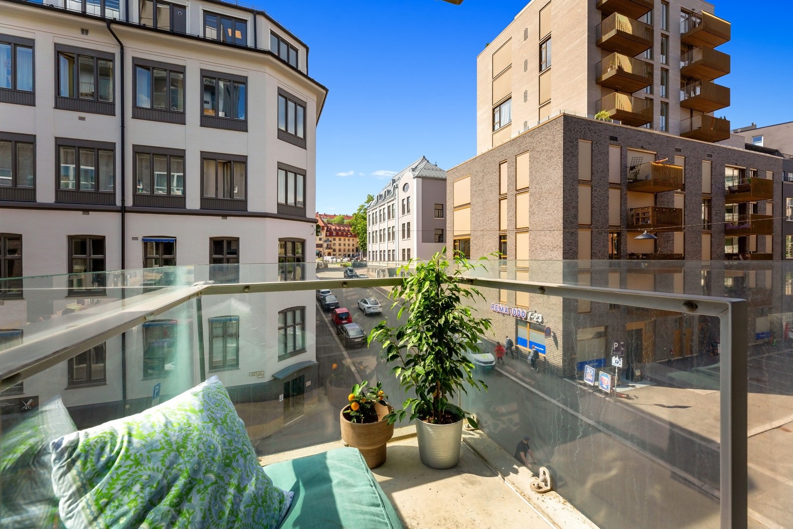 Fra balkongene er det utsyn til gaten og opp mot Alexander Kiellands plass. De store skyvedørene mot balkongene gir rikelig lys inn i stuen. Galleribilde