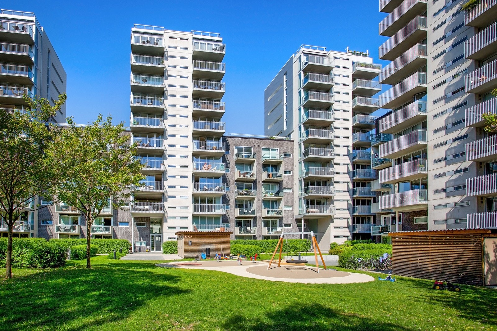 Leiligheten ligger i idylliske Waldemars Hage. Langs elvebredden mot Akerselva, er det opparbeidet en nydelig, inngjerdet hage med grønne plenarealer, trær, benker og lekeplass. Galleribilde