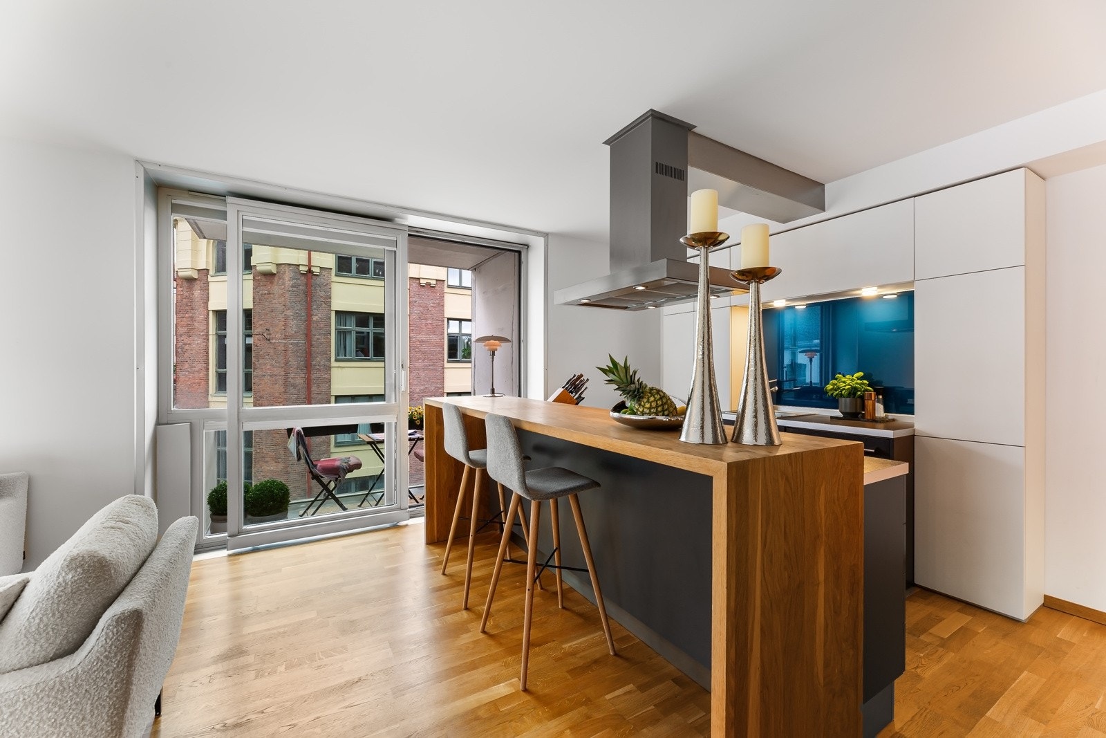 Innredningen har en vegg med høyskap og benk, samt en romslig kjøkkenøy med spesialdesignet barløsning i heltre fra Hole design, montert på skinner, slik at den kan trekkes ut og benyttes som høyt spisebord. Galleribilde