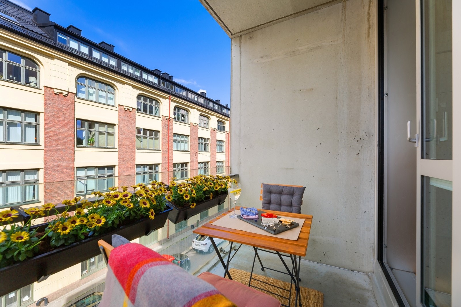 Det er fin plass til en liten møbelgruppe, slik at dagene kan nytes med komfort. Galleribilde