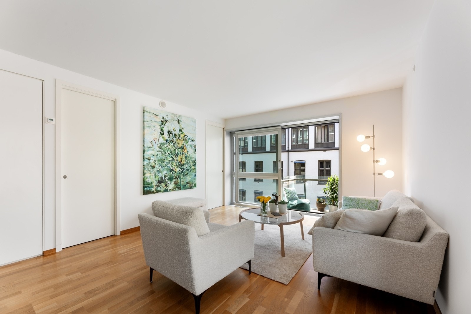 Rommet har parkettgulv, to skyvedører inn til soverommet og god plass til sofa og tv-løsning. Galleribilde