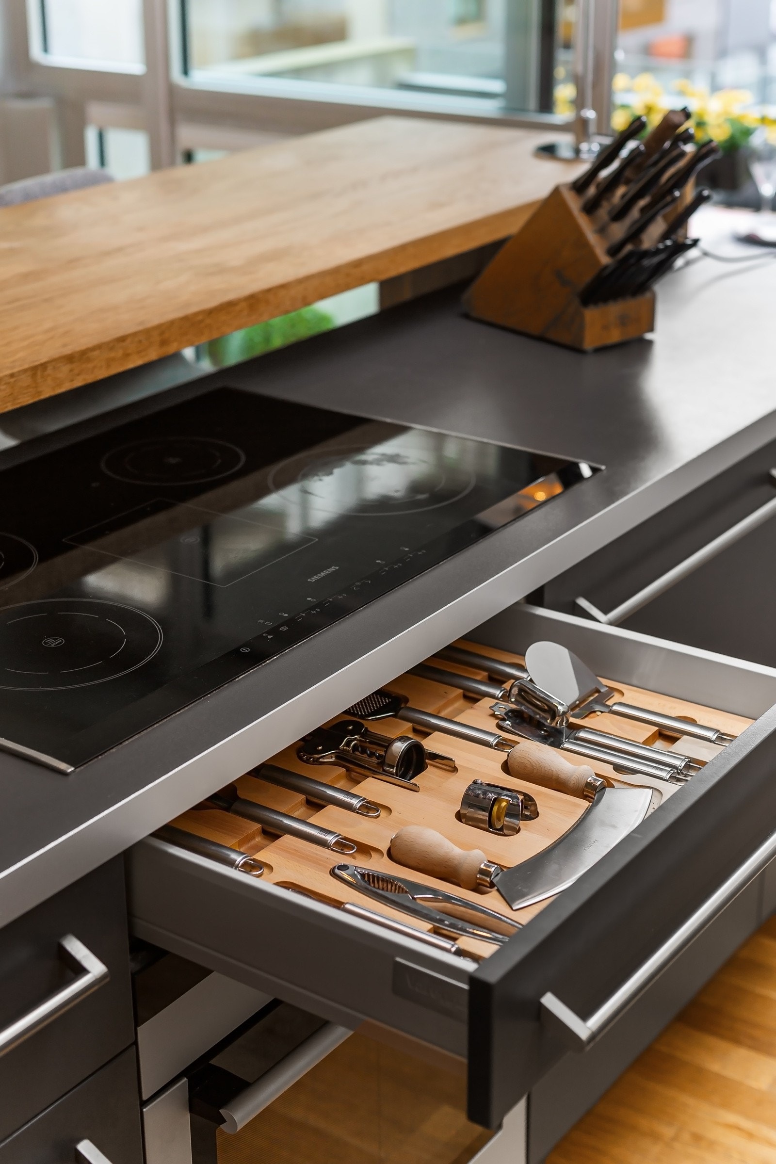 Kjøkkenøya har både pop-up stikk, og en unik skuff med spesialtilpasset innsats og spor til ulike kjøkkenredskaper. Galleribilde