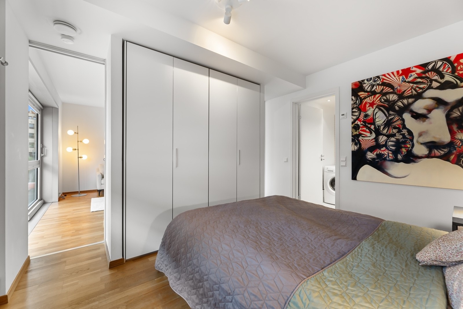 Soverommet er lyst og pent med adkomst via to skyvedører - en på hver side av sengeplassen. Galleribilde