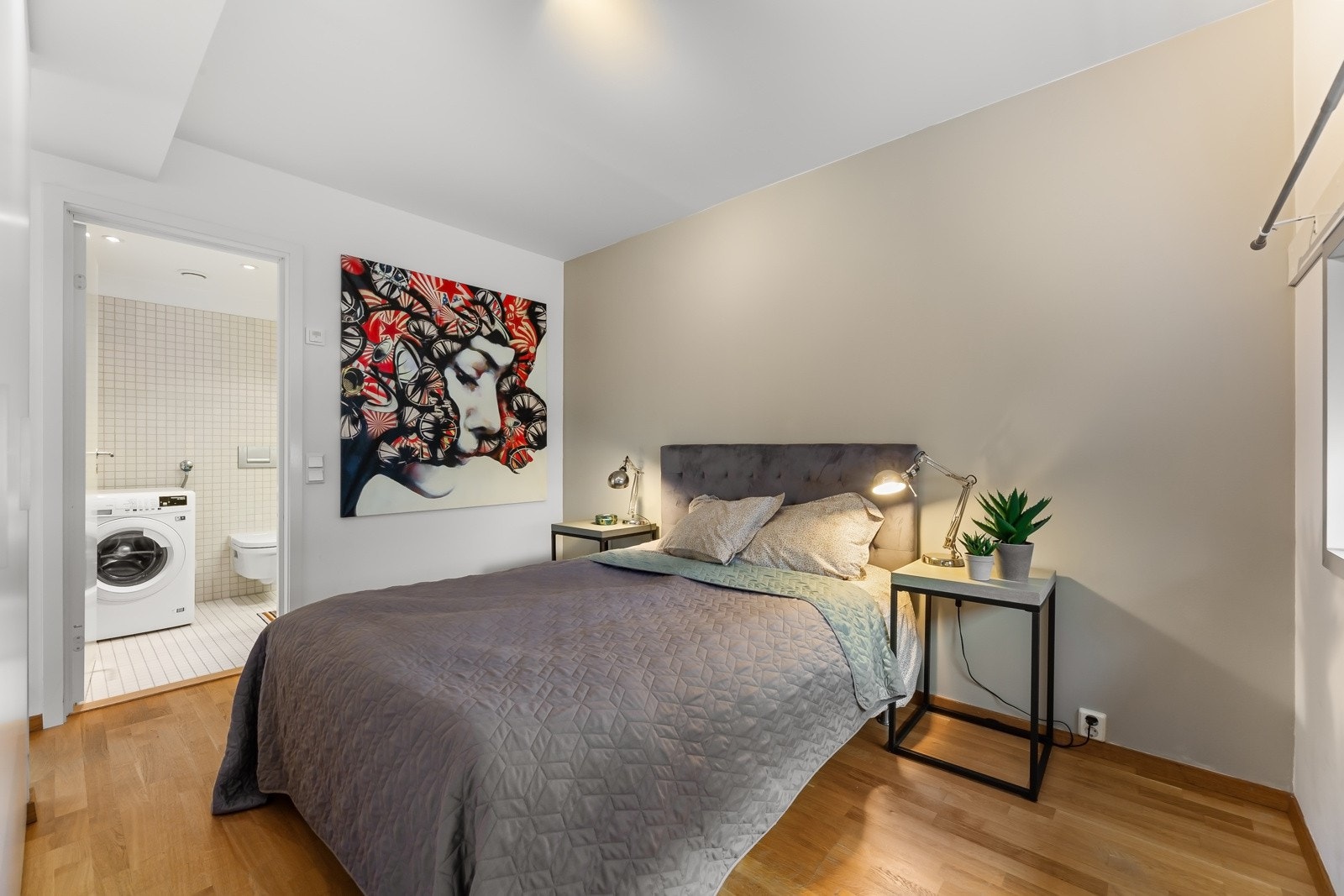 Det er god plass til dobbeltseng i rommet. Galleribilde