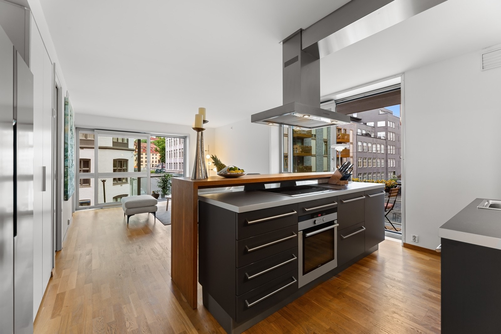 Kjøkkenet har en moderne innredning fra Expo Nova, type Varenna, som er svært velutstyrt. Galleribilde