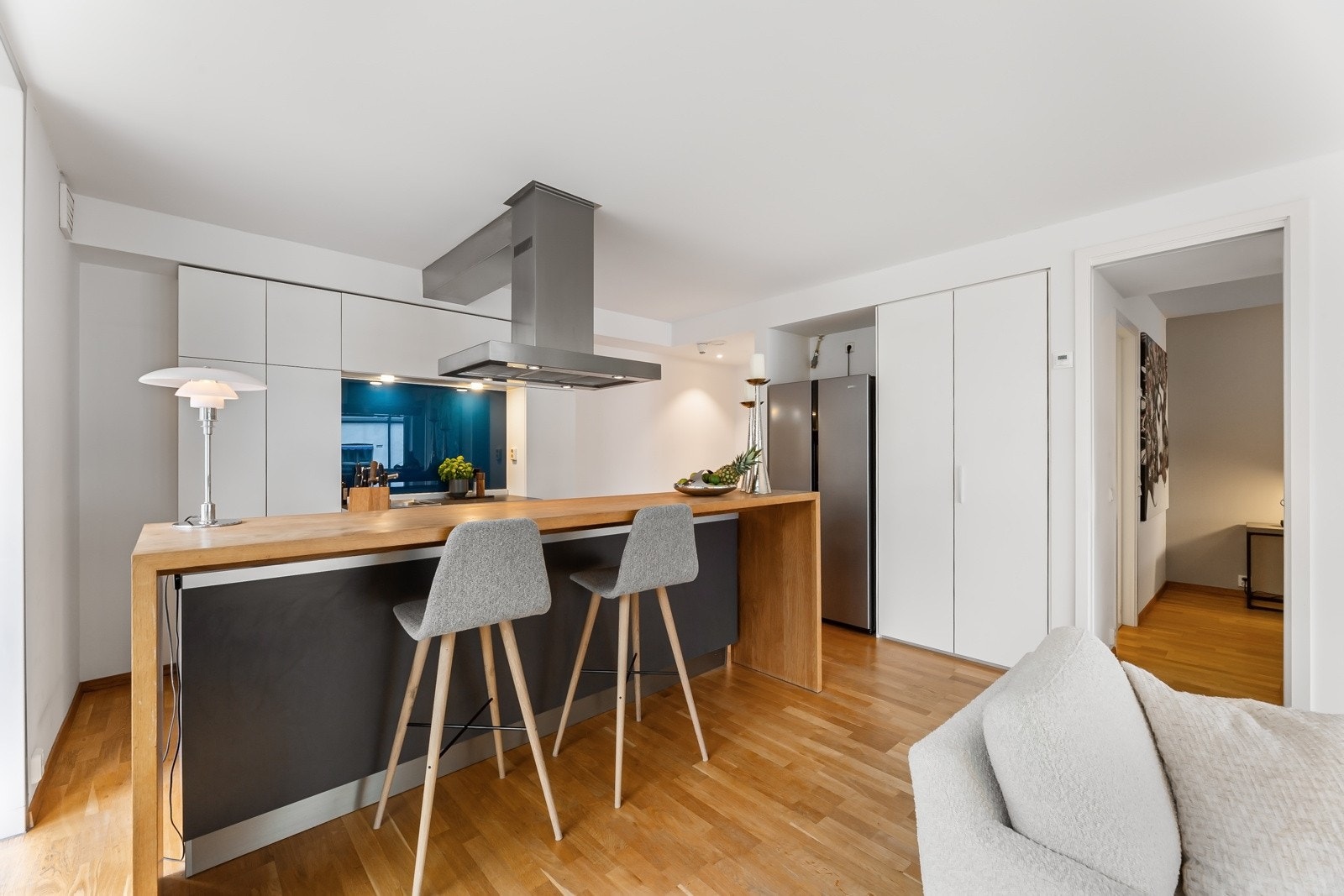 Kjøkkenet har integrert stekeovn og 80 cm bred induksjonstopp i øya, samt oppvaskmaskin i benken og nisje til side-by-side kjøleskap. Galleribilde