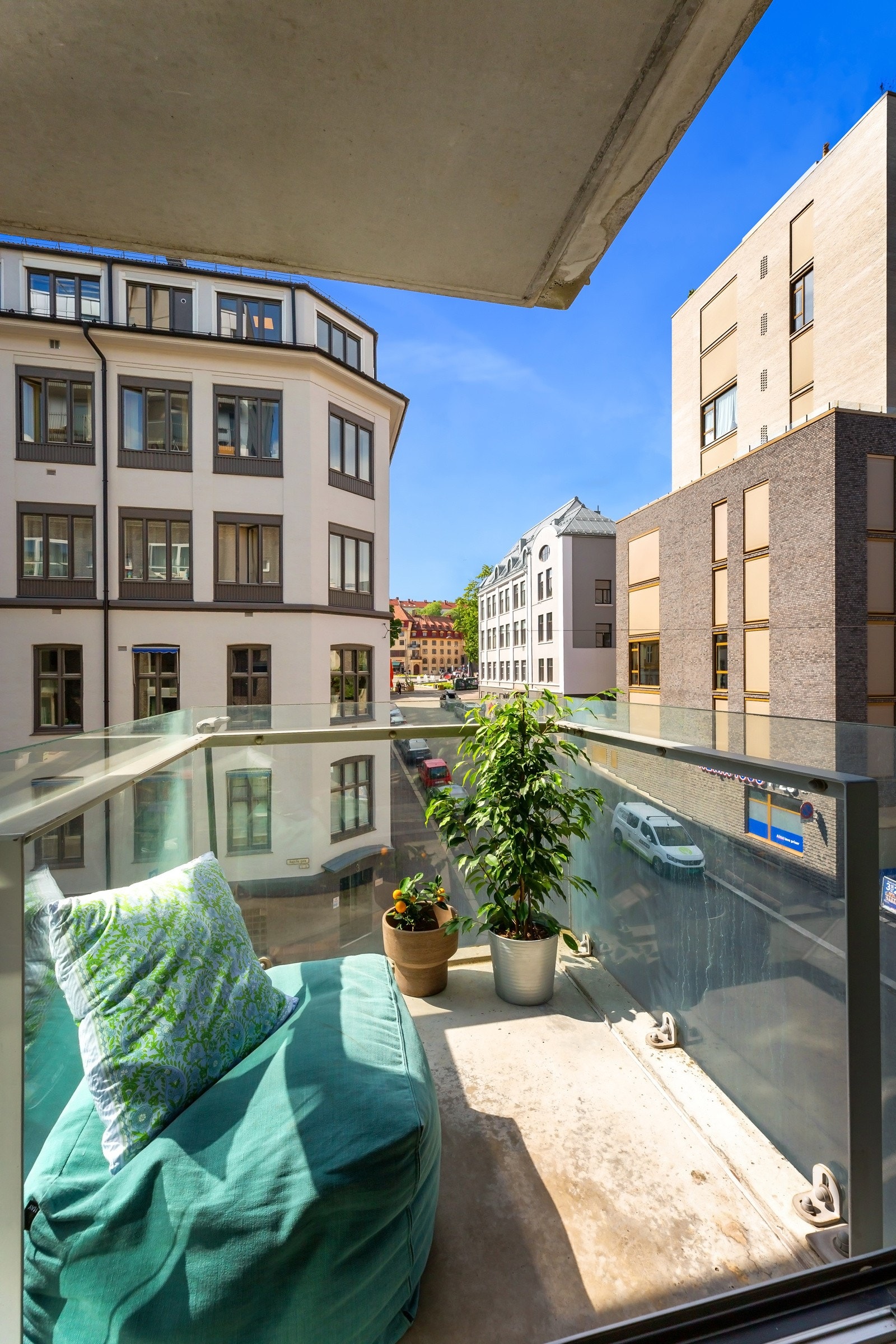 Den andre balkongen ligger vestvendt og er ca. 2 kvm, med glassrekkverk rundt hele, dekke av betong og plass til en stol eller lignende. Galleribilde