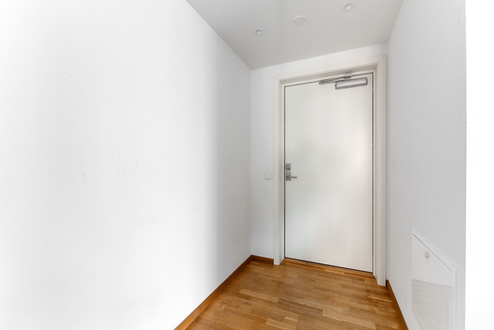 Gang/entré. Bygget har nyere porttelefoner som kan brukes med app på mobil, samt adkomst med digital brikke. Galleribilde