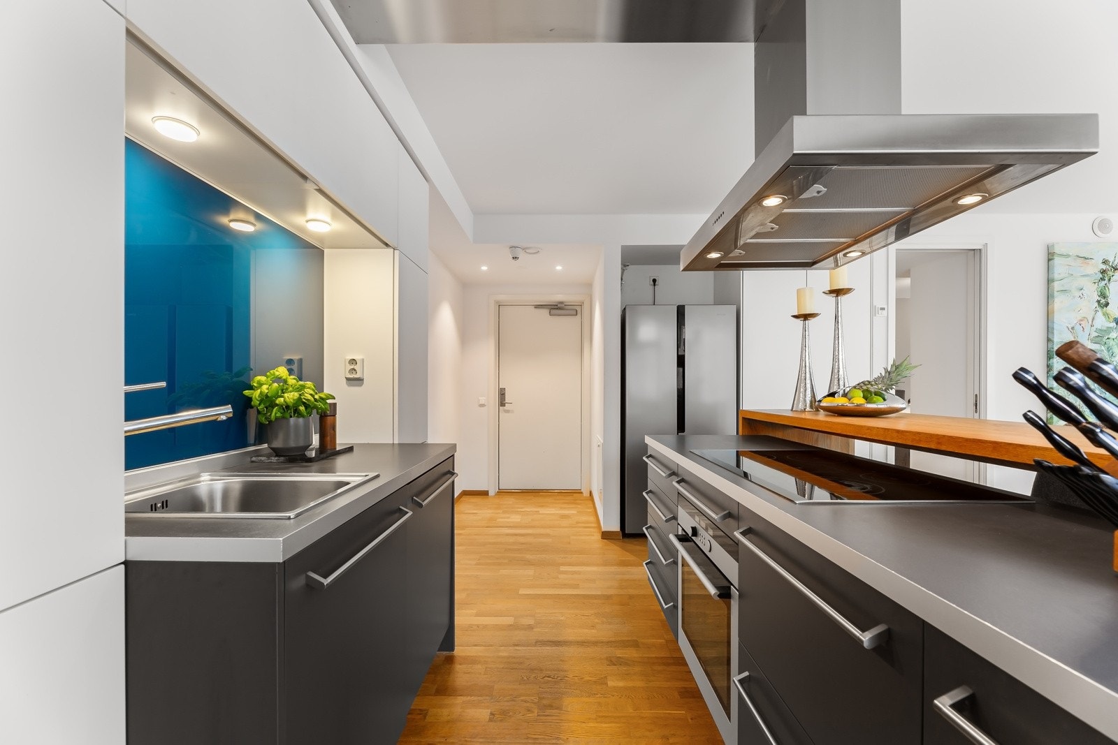 De integrerte hvitevarene er fra Siemens og det er ventilator i børstet stål over kokesonen. Galleribilde