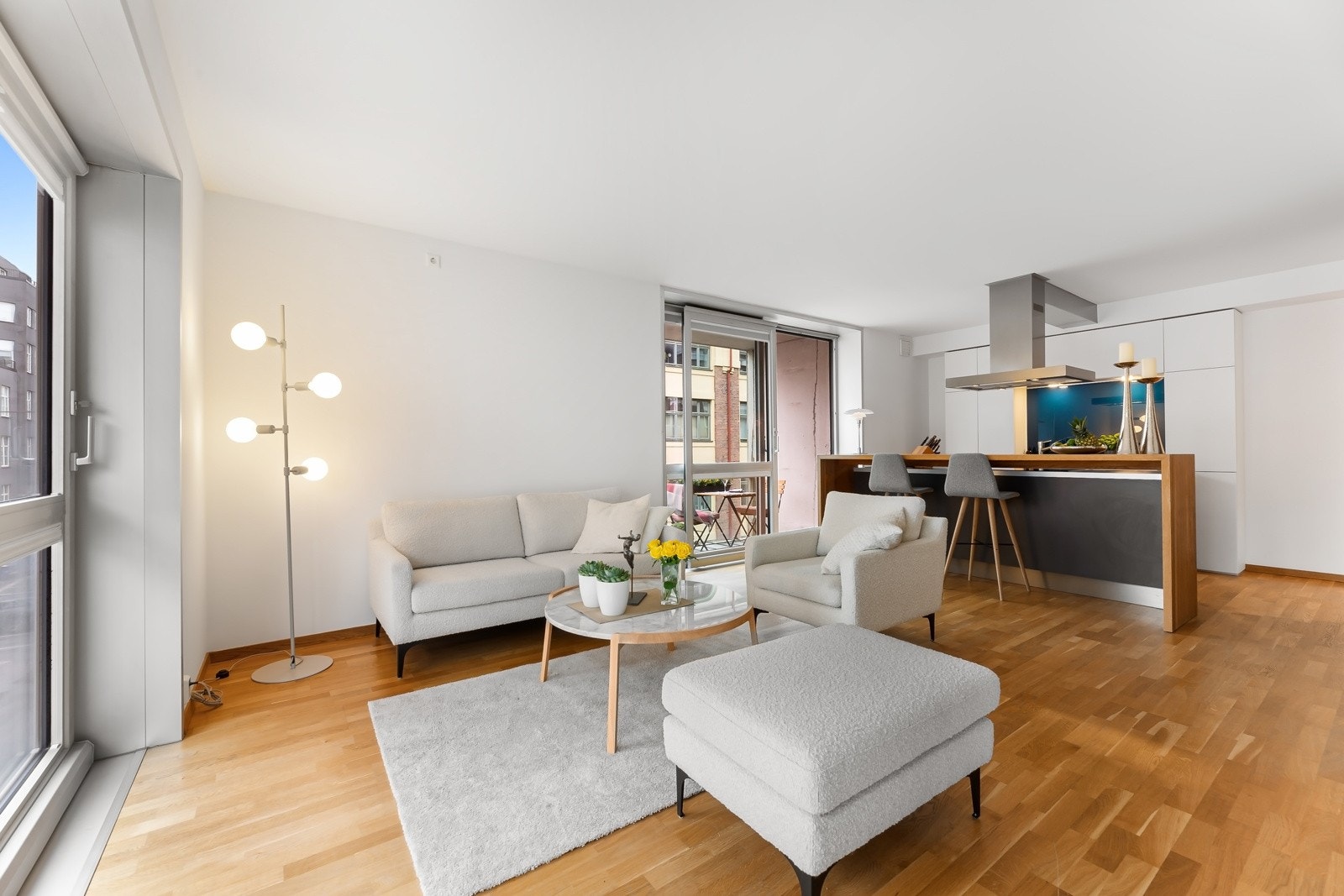 Stuen har åpen kjøkkenløsning, god takhøyde og fylles med dagslys fra to sider, via store, påkostede skyvedører med aluminiumsramme og utgang til hver sin balkong. Galleribilde