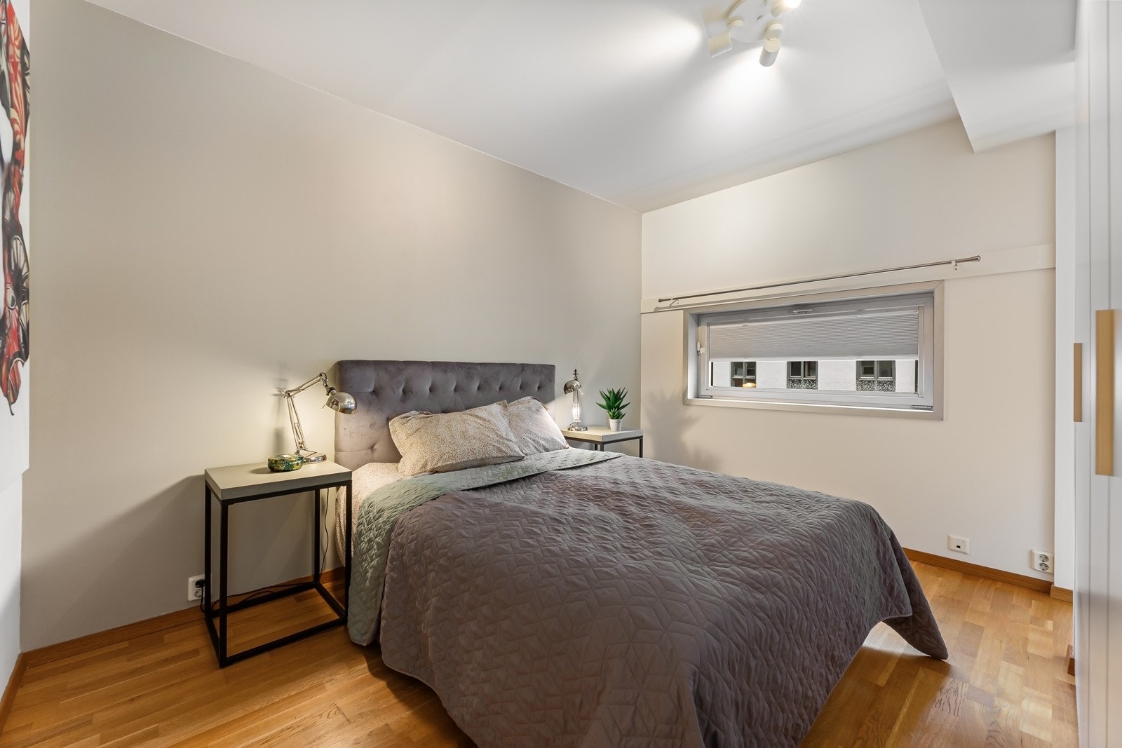 Soverommet har parkettgulv, lysmalte vegger, listefri, hvitmalt himling og et vestvendt vindu. Galleribilde