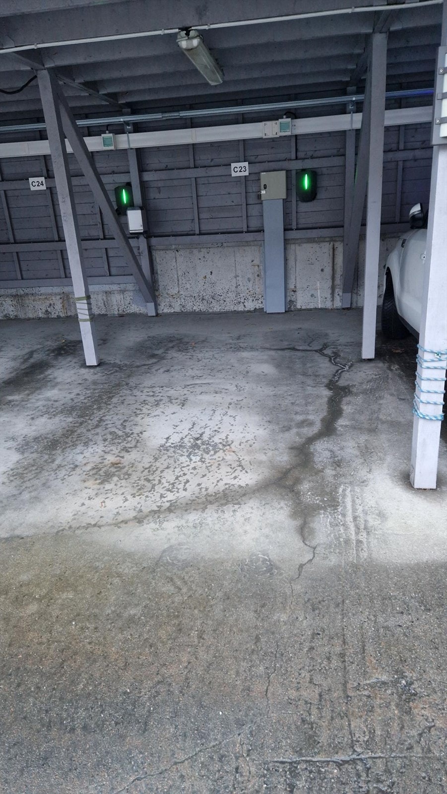 Det medfølger carport med elbillader Galleribilde