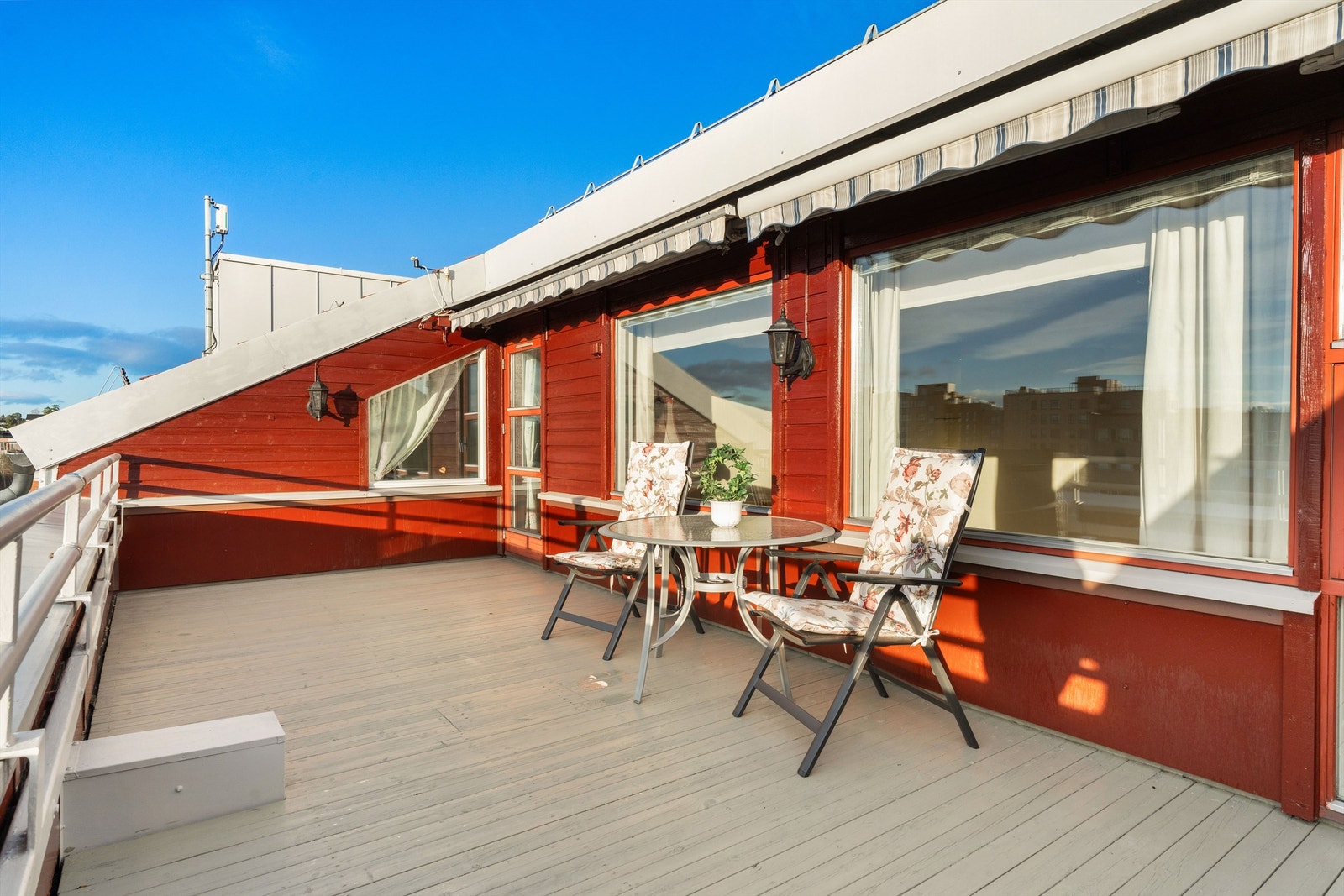 Takterrasse med vestvendt beliggenhet som betyr meget gode lys og solforhold Galleribilde