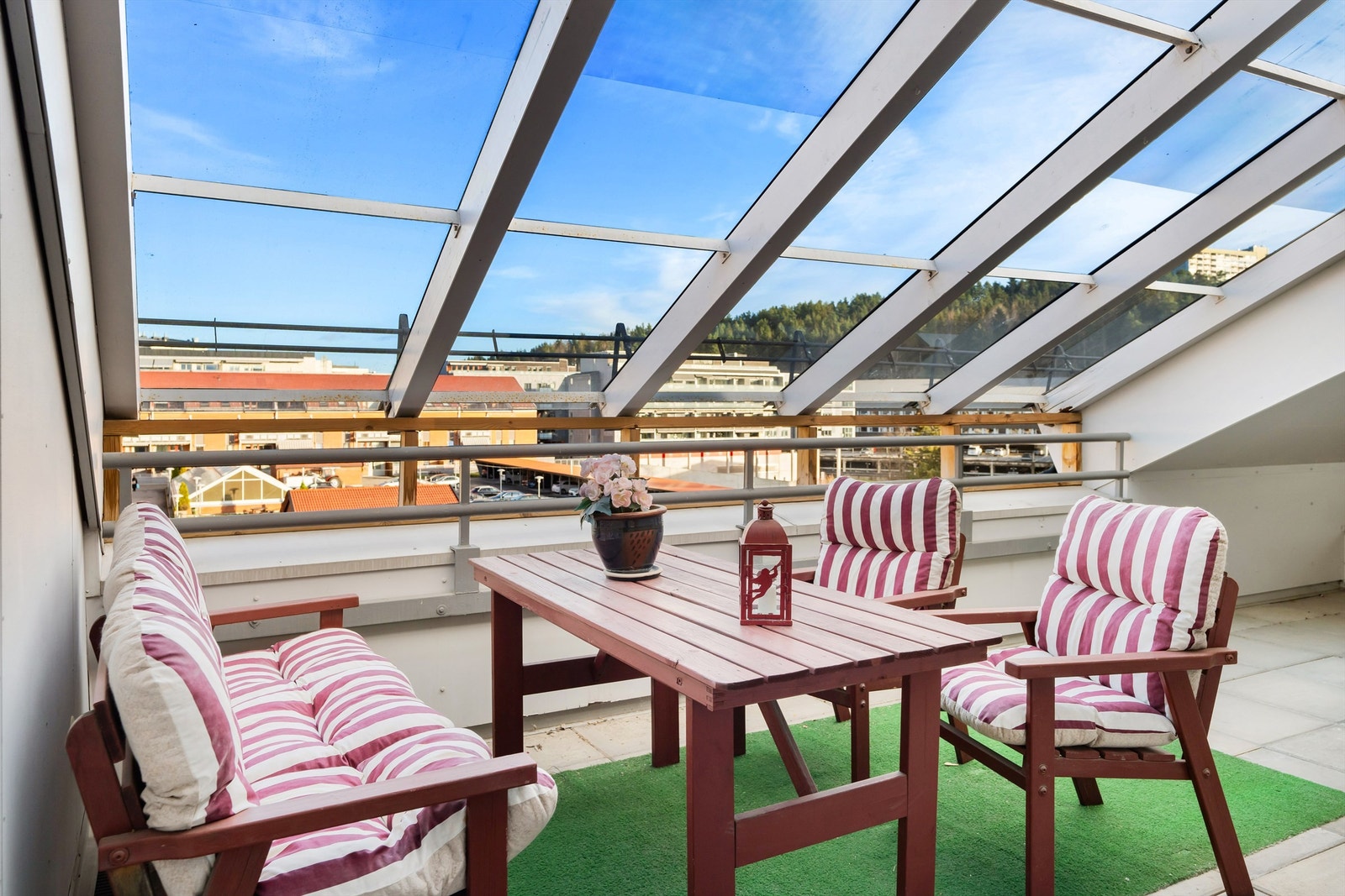 Leiligheten ligger skjermet for innsyn fra veien. Galleribilde