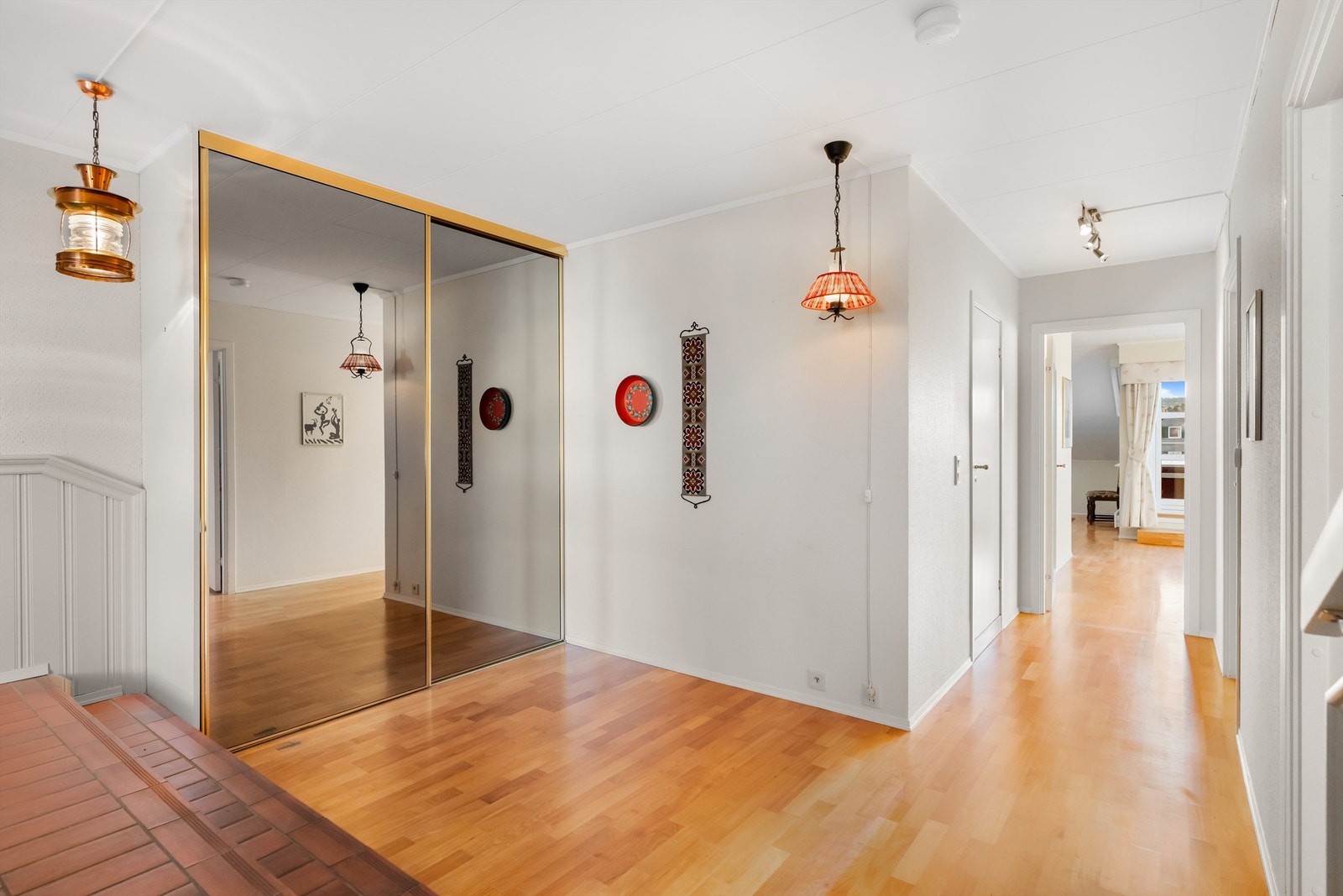 Stor og luftig entrè / hall med garderobe med skyvedørsgarderobe. Her foreligger det alternativ planløsning hvor det er foreslått et utvidet bad, eller en deling av toalett/vaskerom og bad Galleribilde