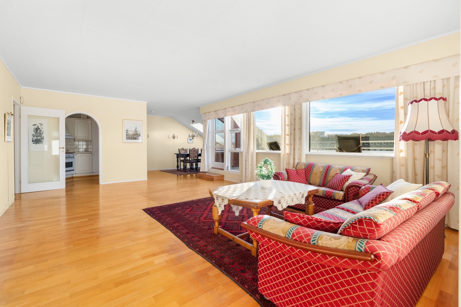 Store vinduer og utgang til solrik takterrasse på 21 kvm Galleribilde