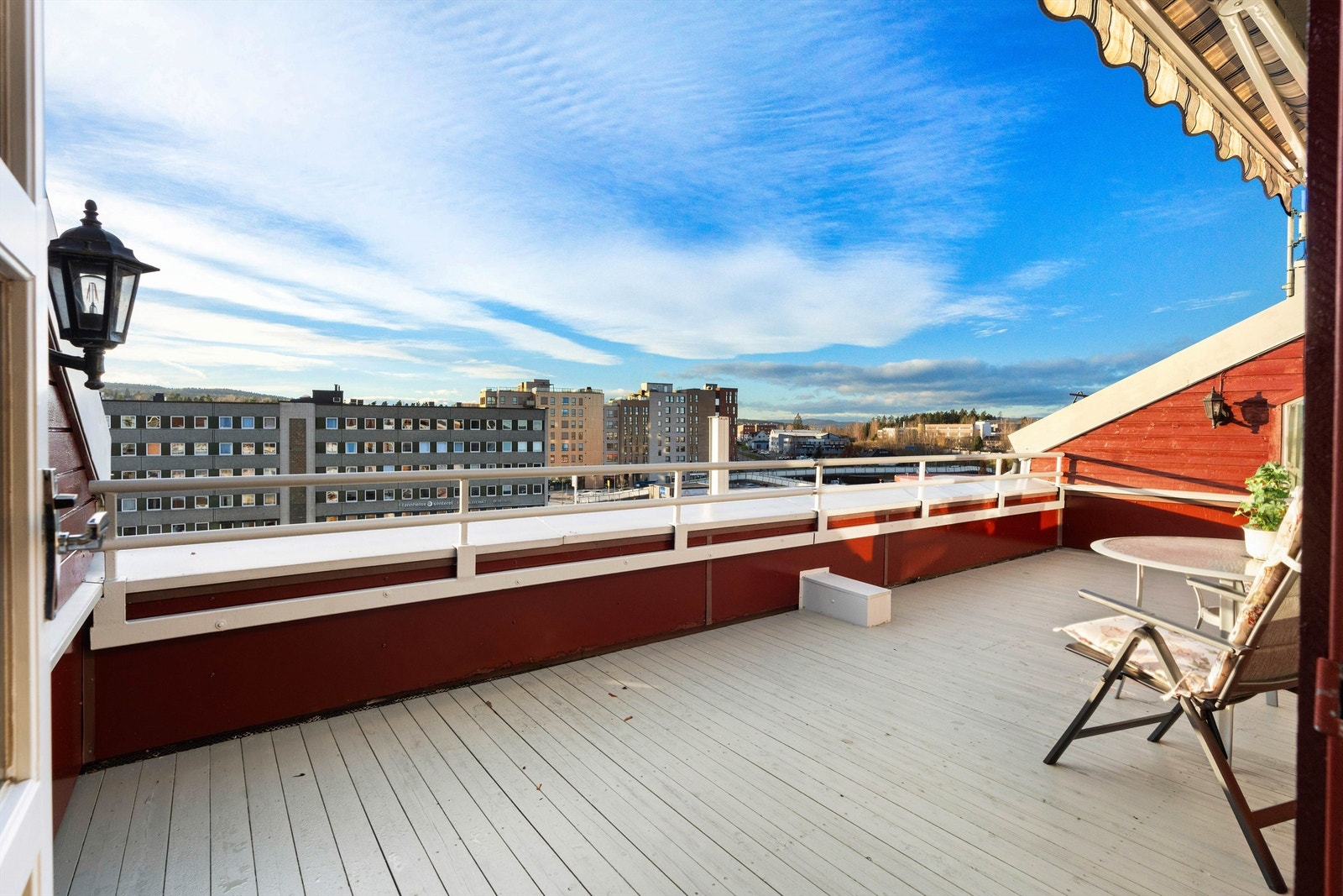 Fra terrassen er det fin utsikt over nærområdet. Galleribilde