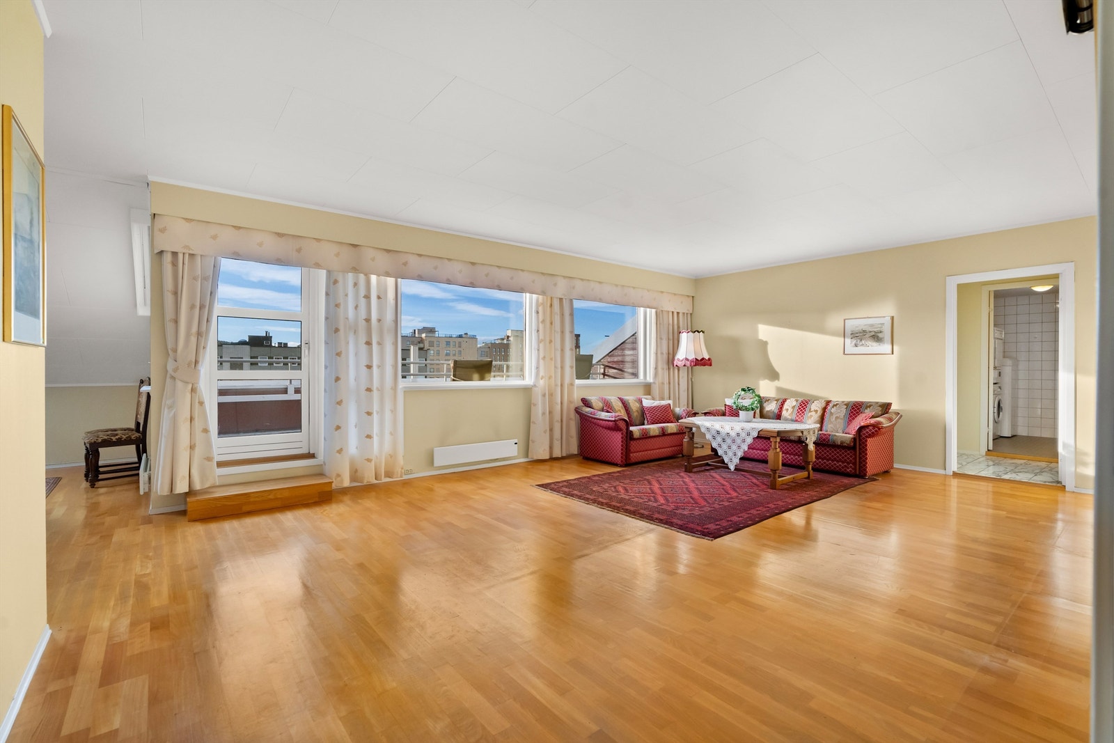 Leiligheten har en spennende planløsning med mange alternative romindelinger. Megler har fått laget opp ulike forslag til inndeling fra
profesjonell leverandør Galleribilde