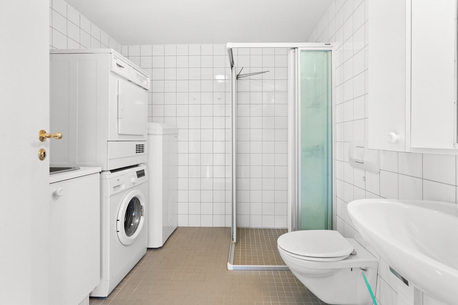 Bad i tilknytning til hovedsoverom. Vaskemaskin og tørketrommel følger leiligheten i den stand de er. Her er det varme i gulvet Galleribilde