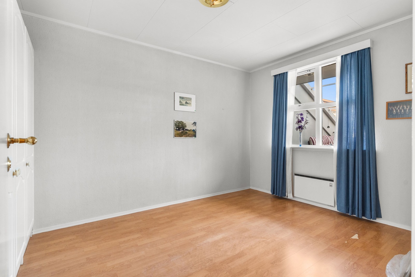 Soverom 2 har inngang fra hallen. Vi har laget et forslag til hvordan dette kan bli med noen forbedringer. Se neste bilde Galleribilde