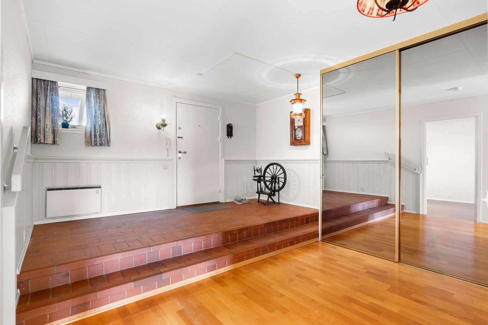 Entrè / hall. Det er laget alternative planløsninger for bruk av hallen. Se neste bilde Galleribilde