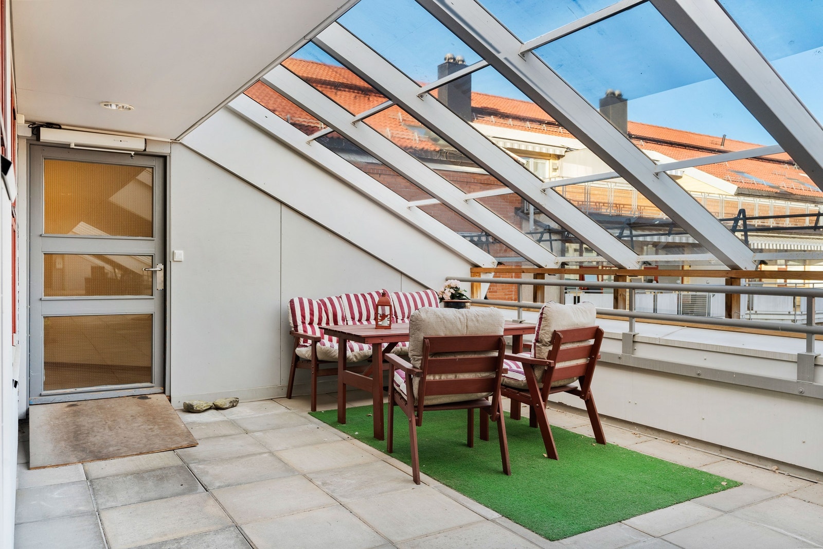 Rett på utsiden av døra er det tilgang til en egen bod på 6 kvm i lukket område Galleribilde