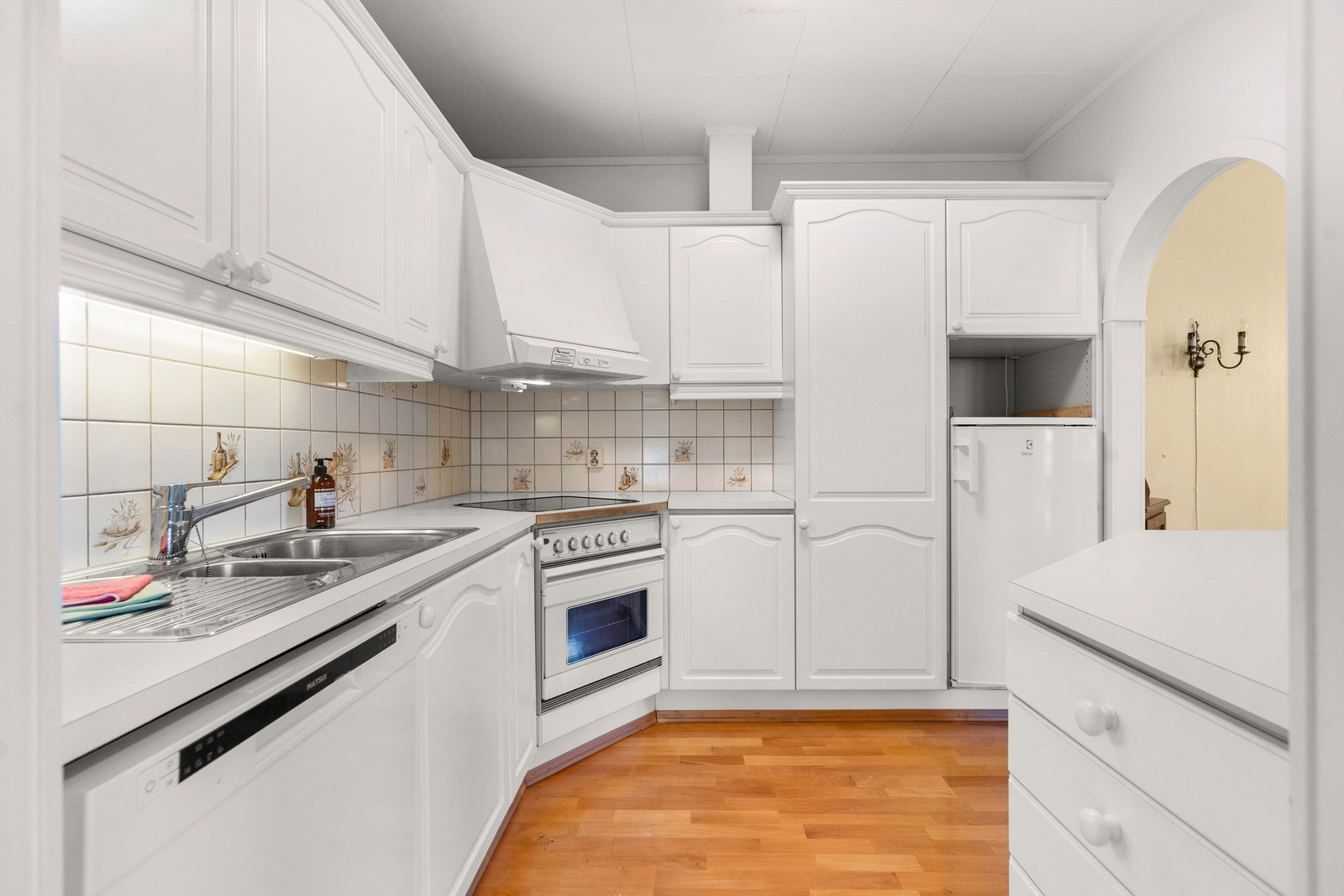 Kjøkkeninnredning med integrert koketopp og stekeovn. Oppvaskmaskin følger kjøpet i den stand den er på overtagelse Galleribilde