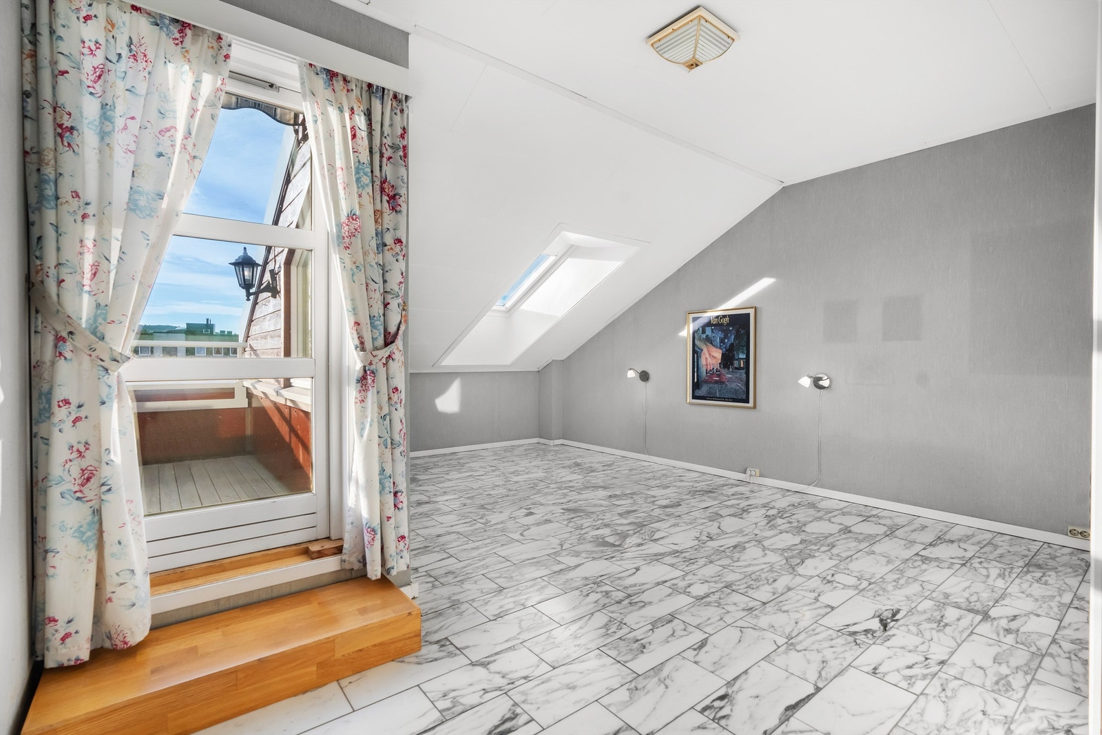 Hovedsoverom med utgang til takterrassen. Dette er et veldig stort rom med flere møbleringsmuligheter Galleribilde