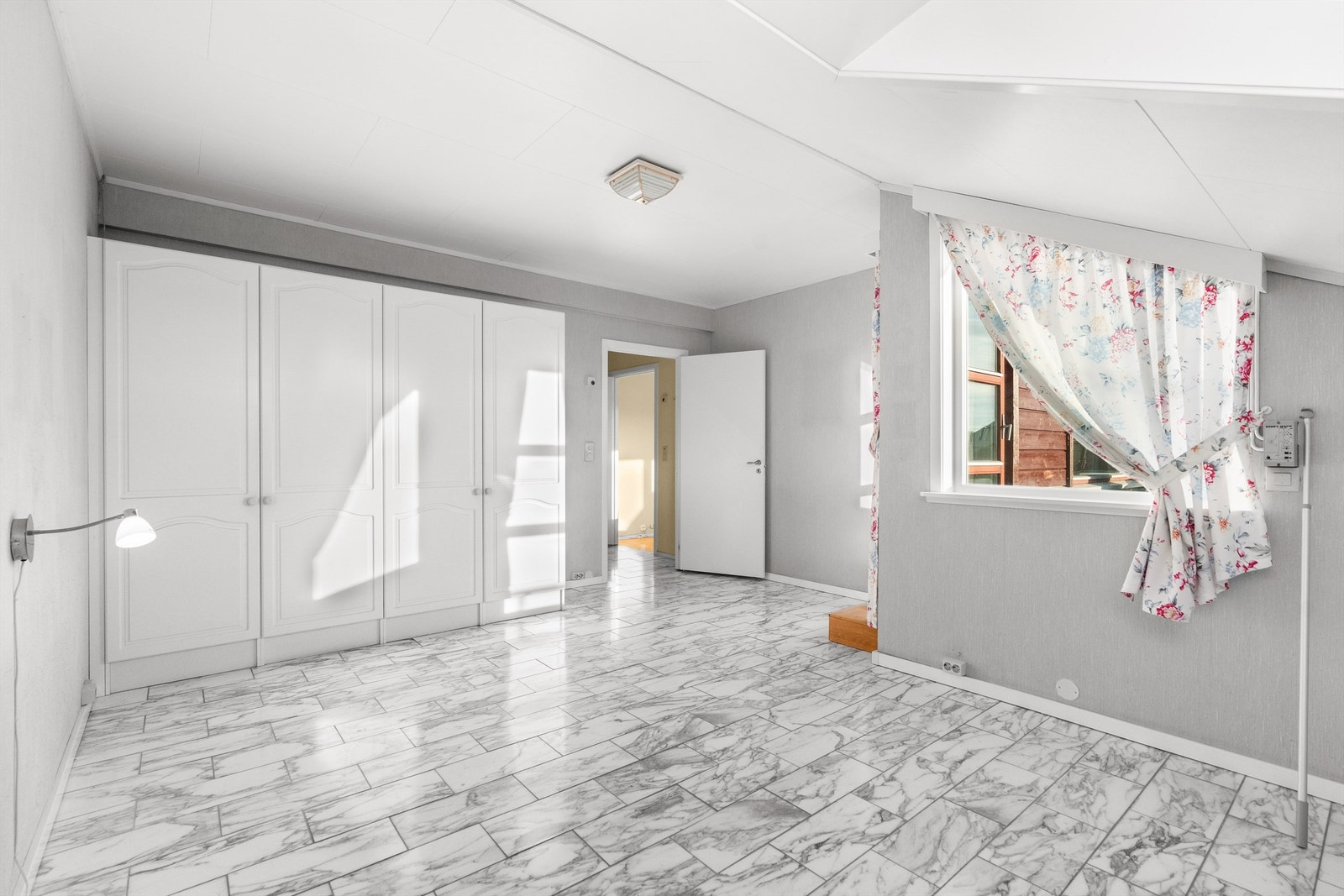 Her vises hovedsoverommet med
skap langs den ene veggen. Skapene følger med leiligheten. Gulvet har fliser med gulvvarme. Neste bilde viser hvordan rommet kan bli Galleribilde