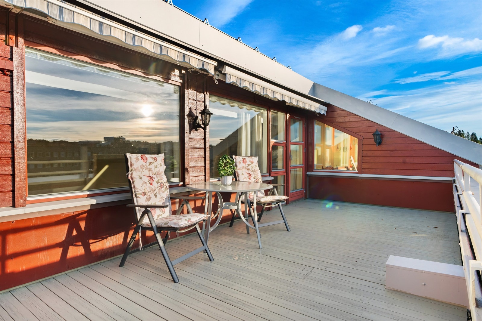 Solrik takterrasse med markise for skjerming for sol og nedbør
når det er behov for det Galleribilde