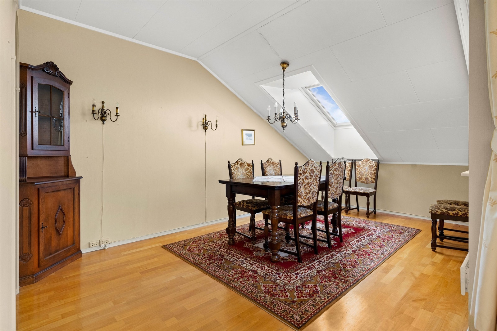 Spisestuen ligger i tilknytning til kjøkkenet. Her er det laget forslag til en løsning med soverom her Galleribilde