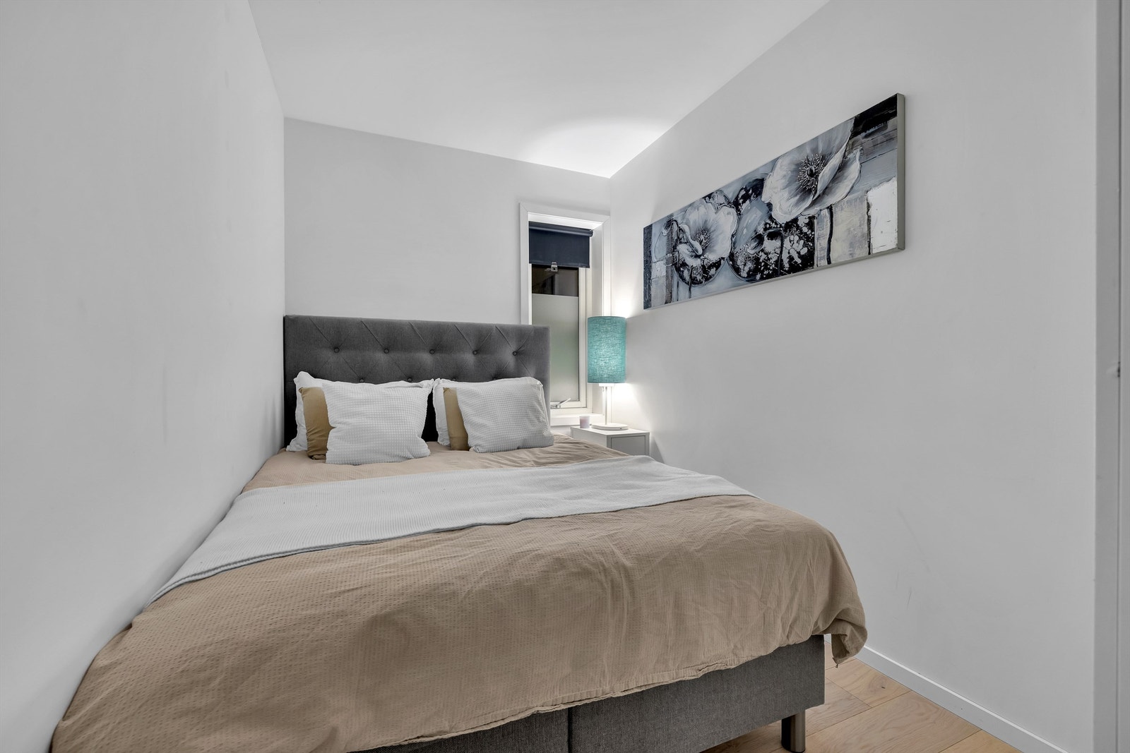 Det opprinnelige hovedsoverommet er delt av og gjort om til to mindre soverom Galleribilde