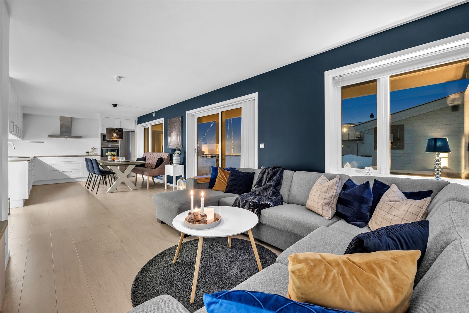 Stue og kjøkken i moderne og åpen løsning Galleribilde