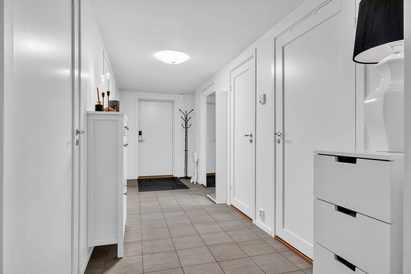 Fra gangen er det tilkomst til innvendig bod og gjestetoalett Galleribilde