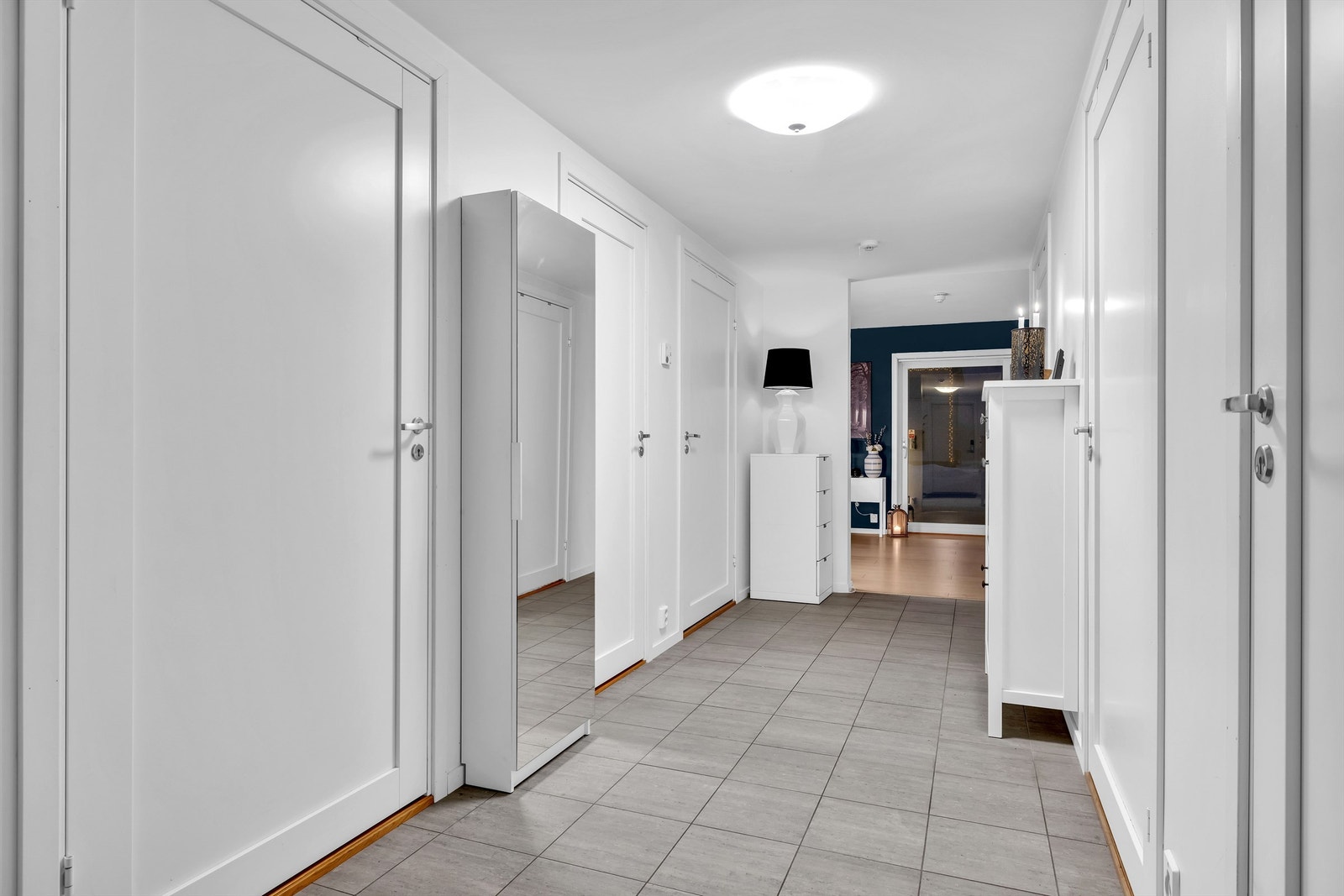 Entrè med flislagte gulv og varmekabler Galleribilde