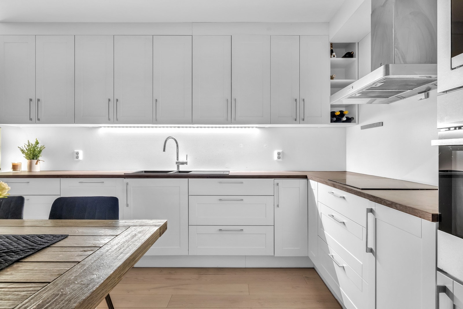 Godt med skap- og benkeplass på kjøkkenet Galleribilde