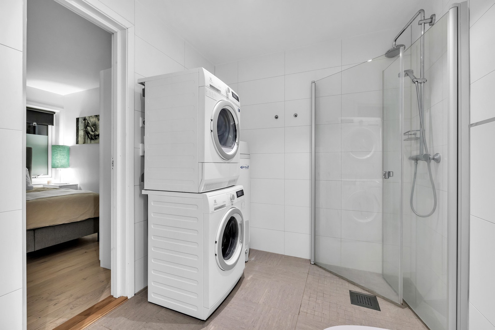 Bad med opplegg til vaskemaskin og stikk til tørketrommel Galleribilde