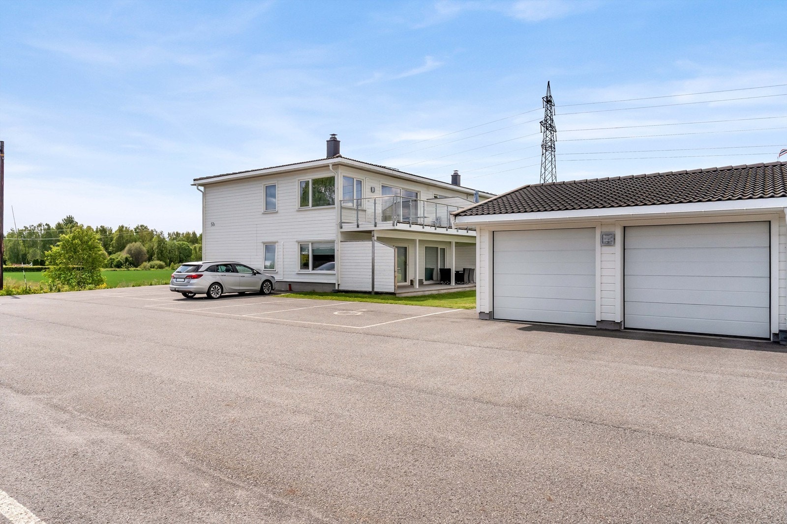 Garasje med lader til el-bil. Galleribilde