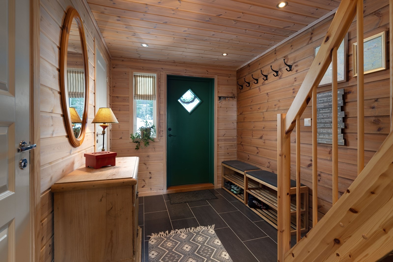 Gangen er romslig og med god plass til å henge fra seg ytterbekledningen. Galleribilde