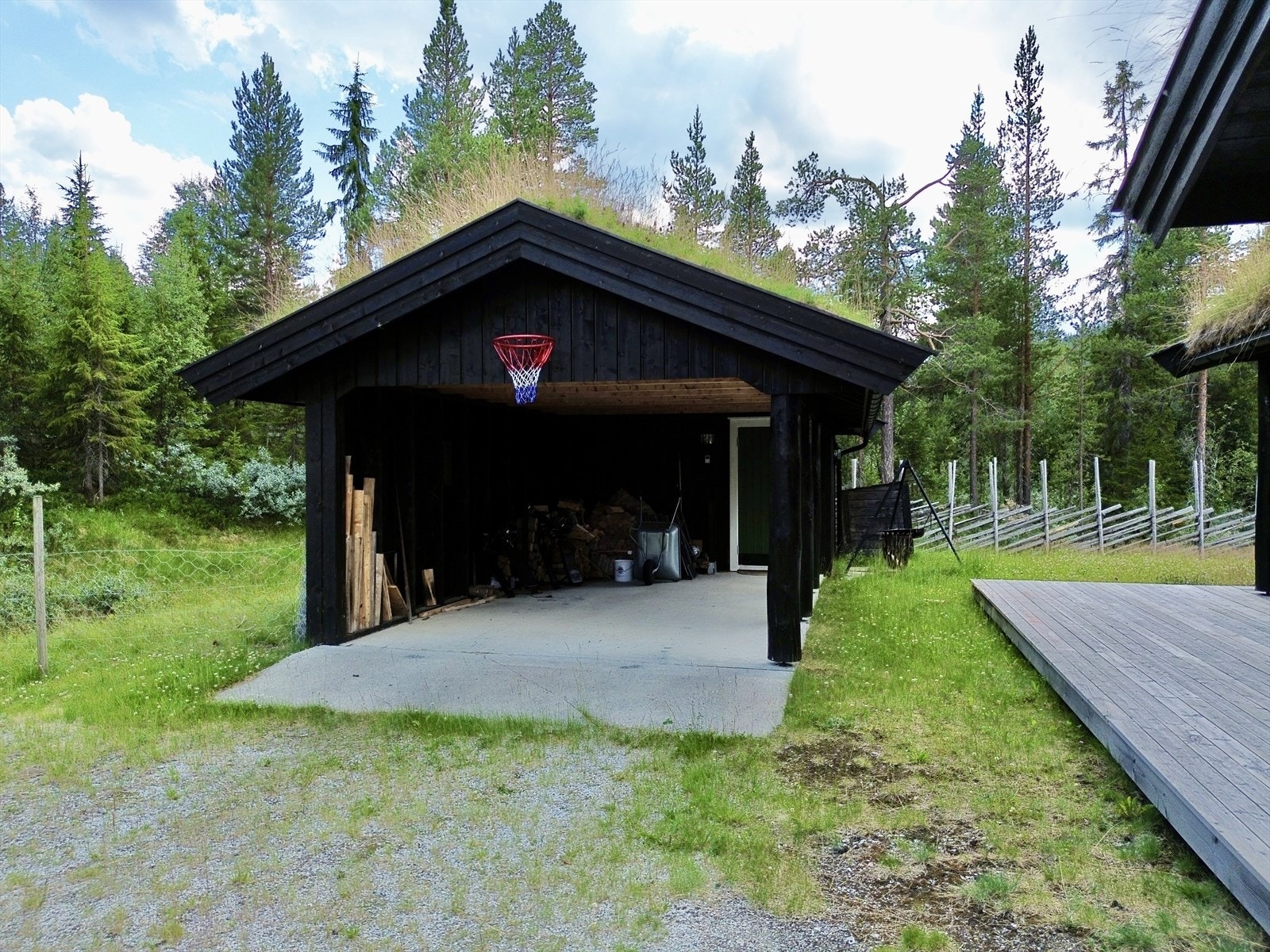 Carport og med utebod i bakenden. Galleribilde