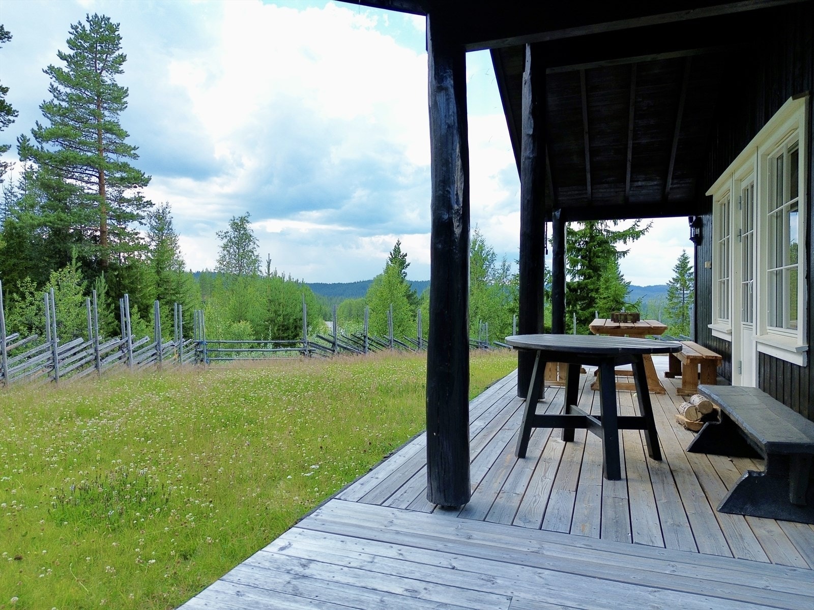 Med vestvendt og lun beliggenhet så kan du nyte lang solgang, den flotte utsikten og ikke minst stillheten i fjellet. Galleribilde