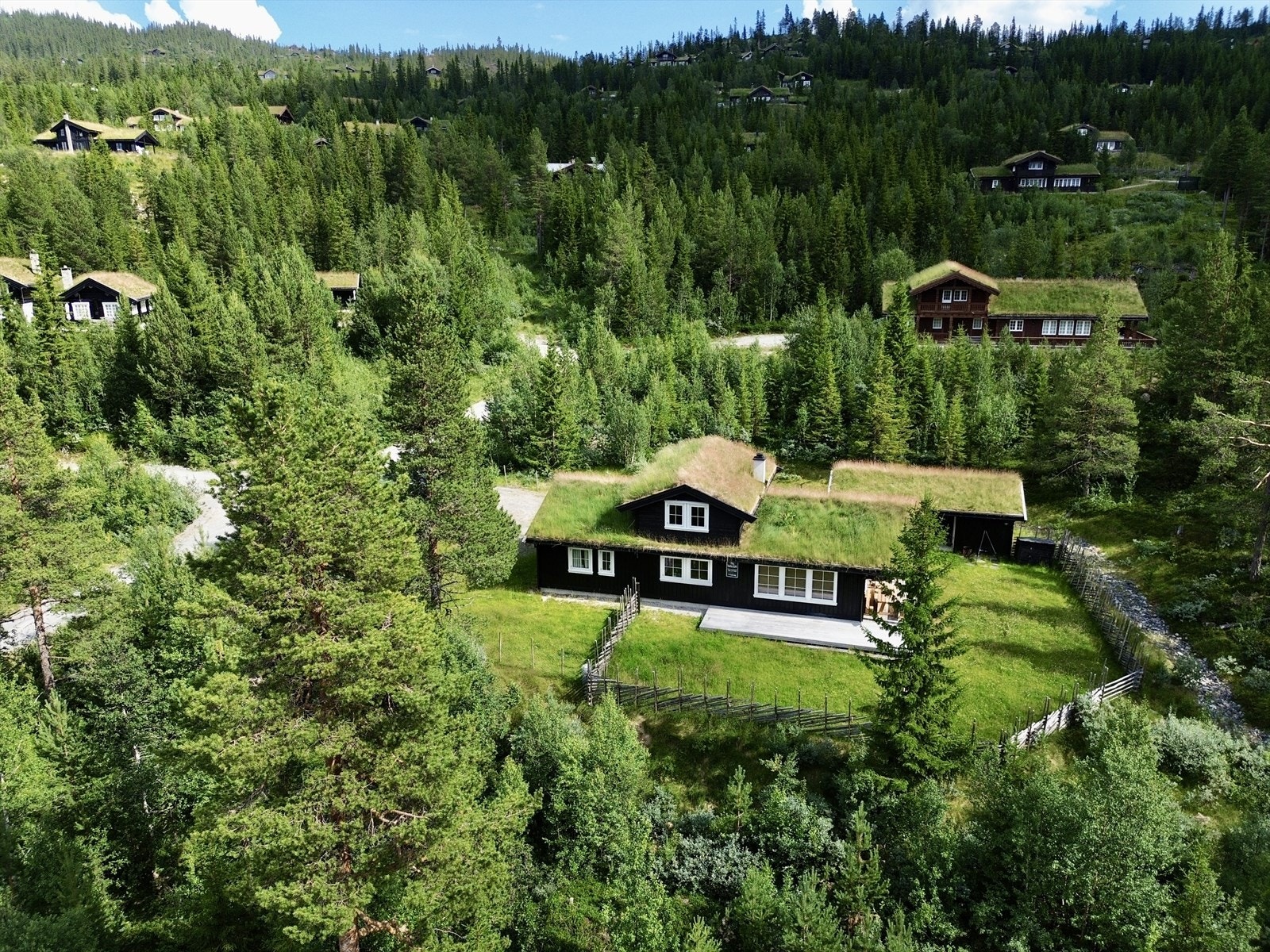 Eiendomsmegler 1 Fjellmegleren har gleden av å presentere eiendommen Viervegen 28 - en kvalitetshytte i et sentralt hyttefelt på Nesfjellet Galleribilde