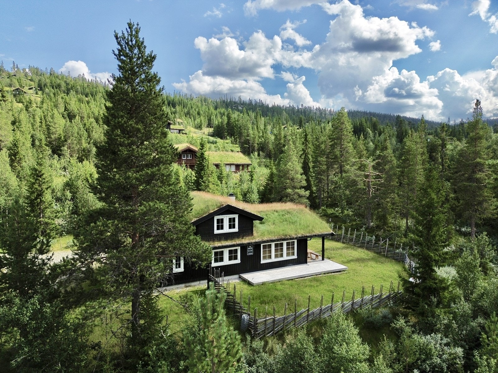 Hytta ligger på en stor selveiet tomt (2459.2 kvm), skjermet fra vei og grensende mot friarealer mot nord og vest. Galleribilde