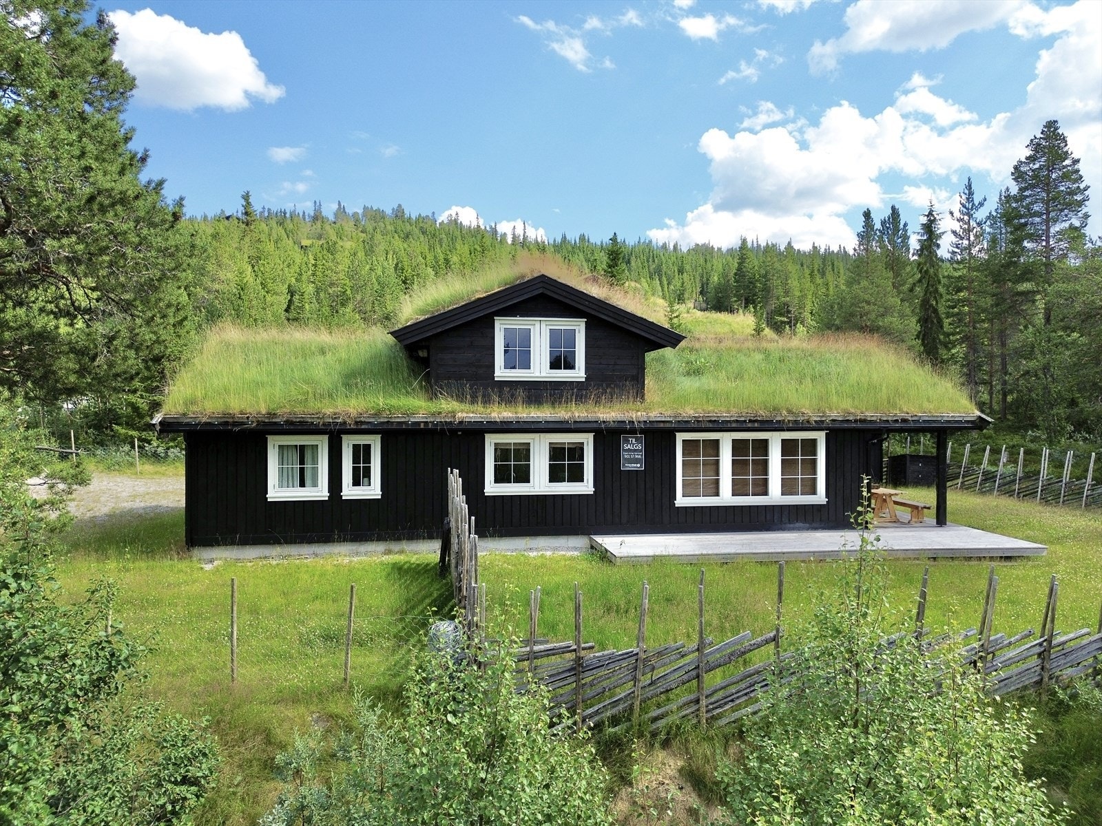 Deler av tomten er inngjerdet. Galleribilde