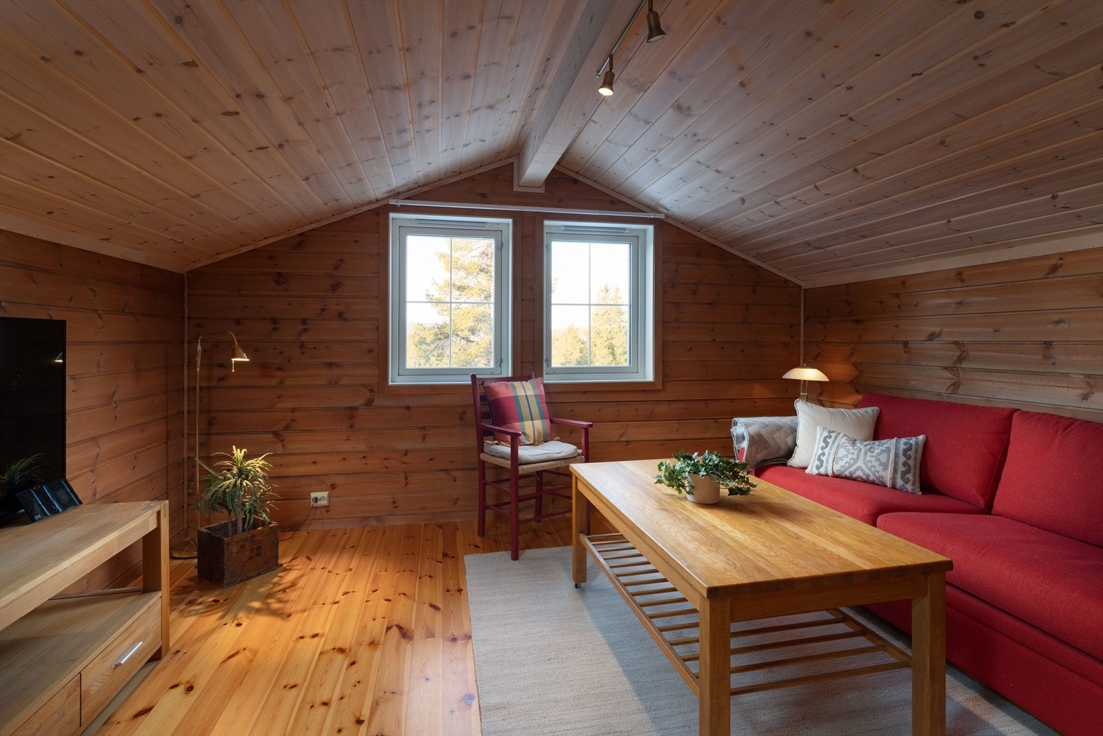 Loftstue med god takhøyde og flere møbleringsmuligheter. Galleribilde