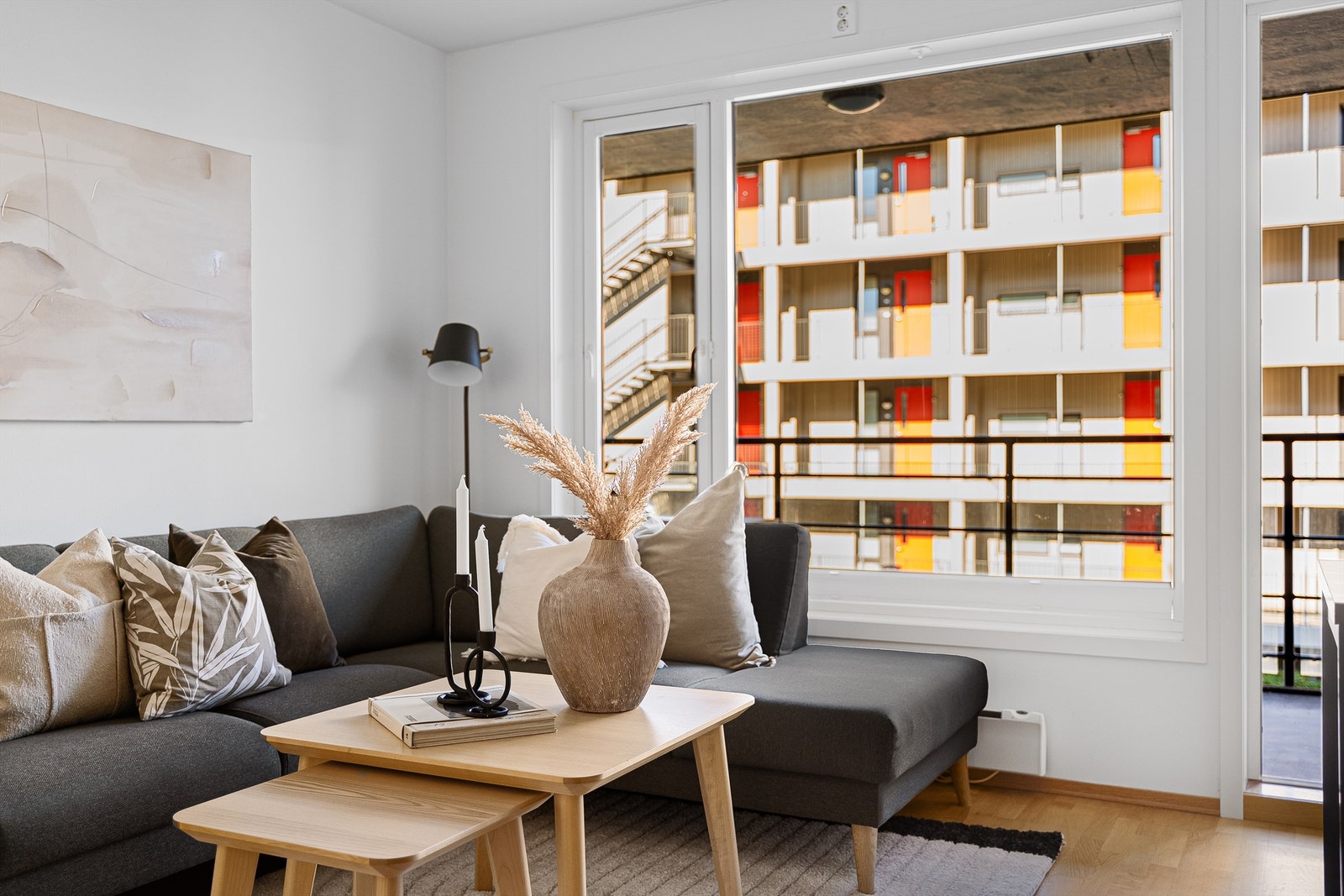 Lys og luftig stue med store vindusflater. Galleribilde