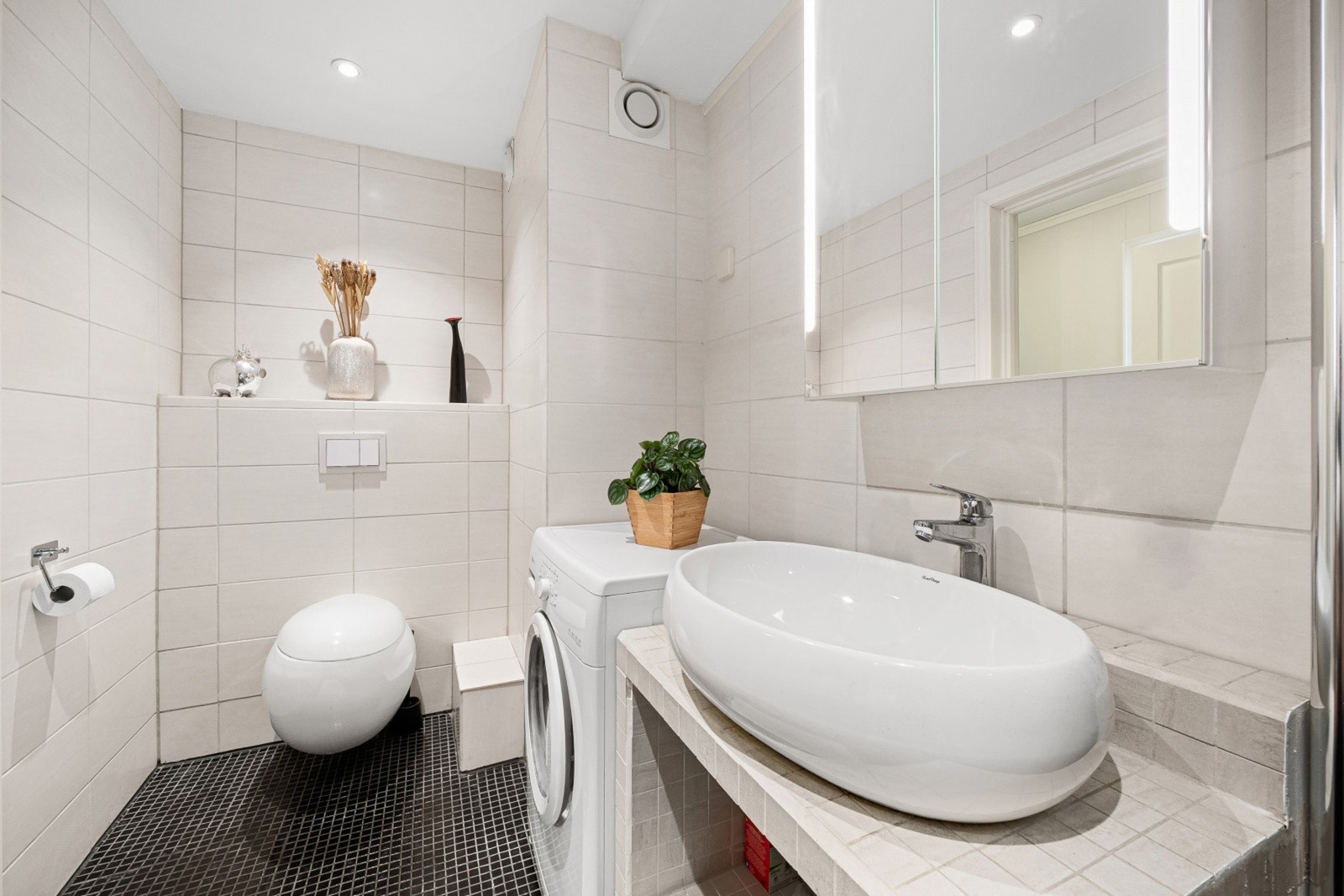 Badet har gulvvarme og innfellbare dusjvegger i glass. Galleribilde