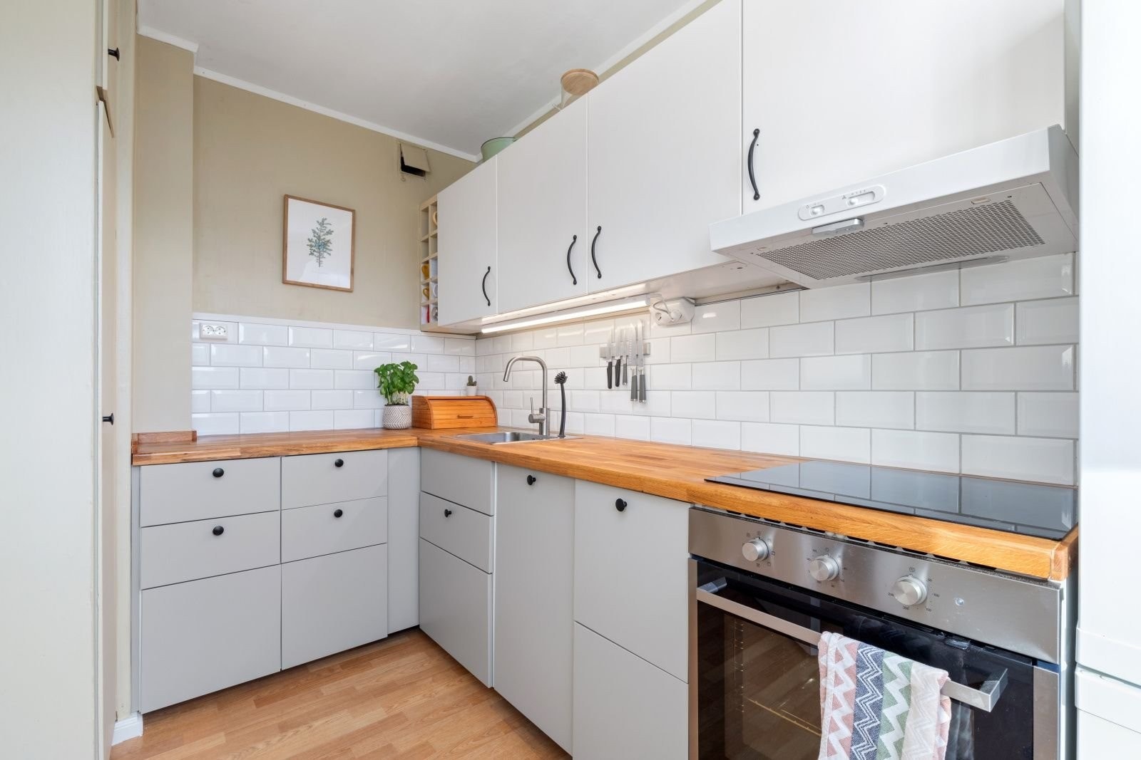 IKEA overskap montert i 2022. IKEA underskap og heltre benkeplate i eik fra 2024. Galleribilde