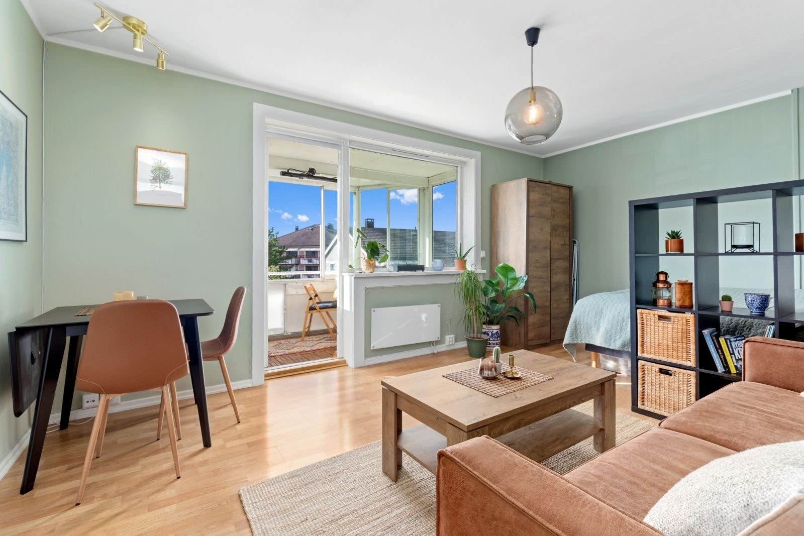 Store vindusflater gjør at leiligheten oppleves som lys og trivelig. Galleribilde