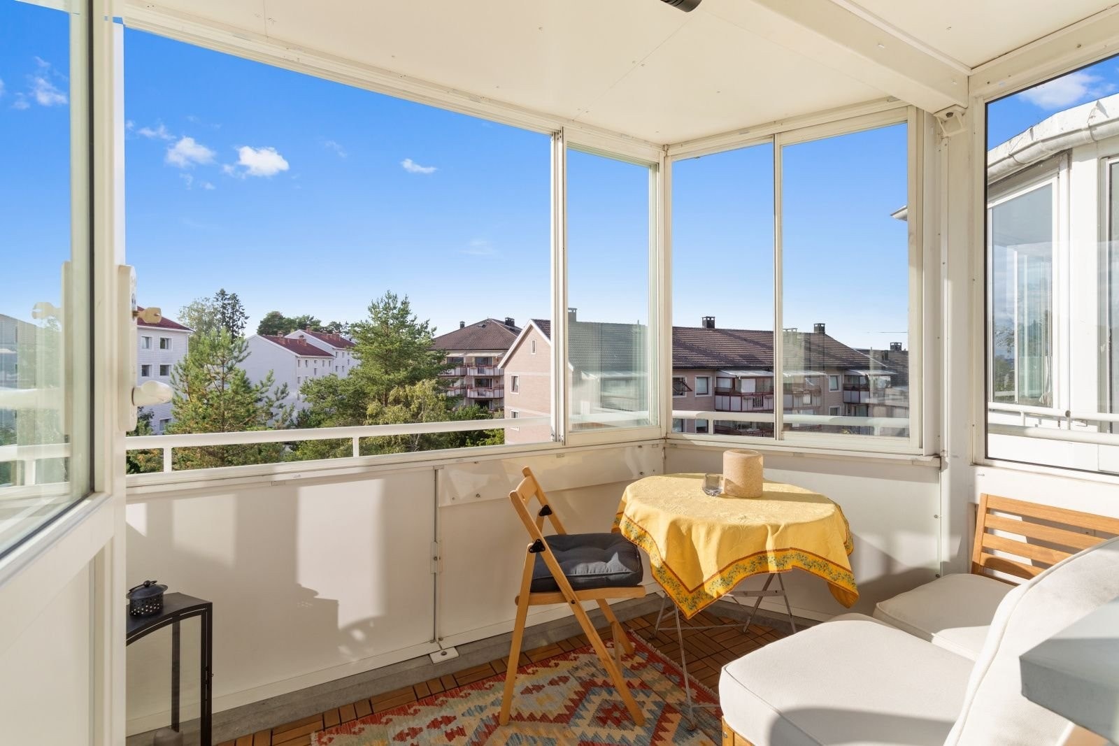 Innglassert balkong med varmelampe fungerer som en forlengelse av stua fra vårparten og langt utover høsten. Galleribilde